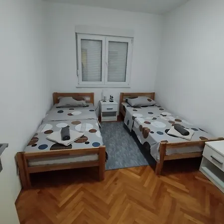 Jelena 1 * 特雷比涅